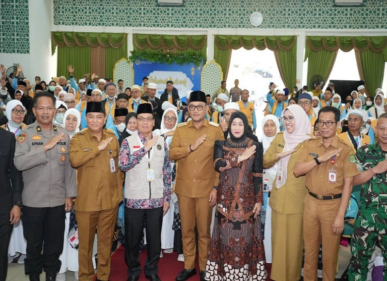 Sambut Kedatangan Jemaah Haji Kloter Dua Asal Balikpapan, Wagub  Seno: Para  Jemaah Haji Menjadi Teladan di Tengah Masyarakat